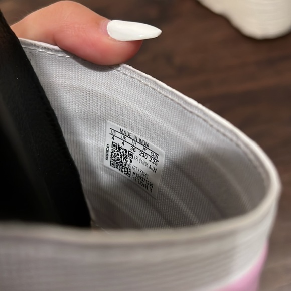 Light pink adidas slides - Picture 7 of 7